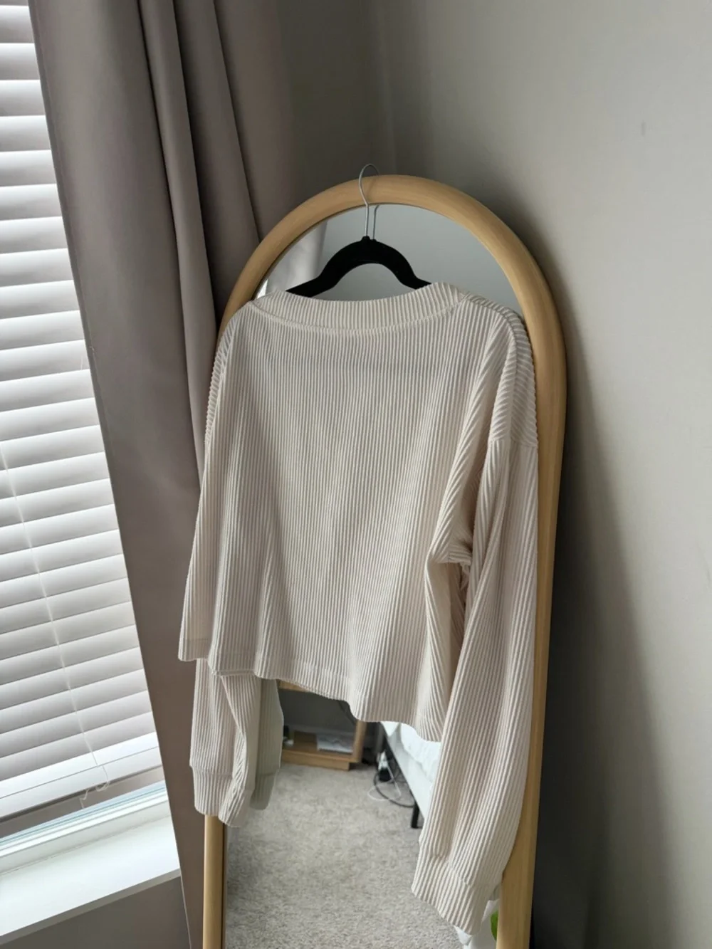 ALO Ribbed Muse V-Neck Ivory Pullover - Picture 2 of 4